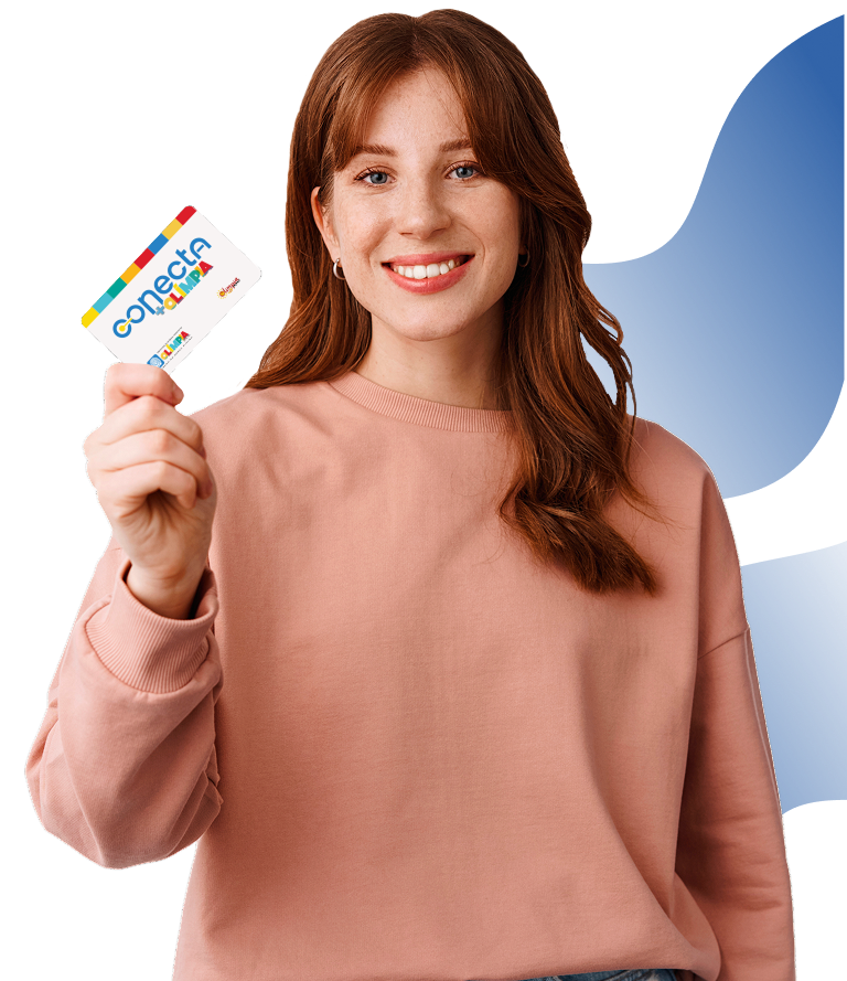 Mulher segurando cartão